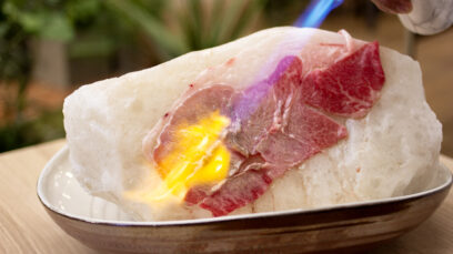 5/1より新メニュー「LINK SQUARE LUNCH BUFFET」お客様の目の前で仕上げる九州産黒毛和牛の岩塩炙りや糸島どりのロースト、太刀魚のムニエル　ミルフィーユ仕立てなどをお届けします。